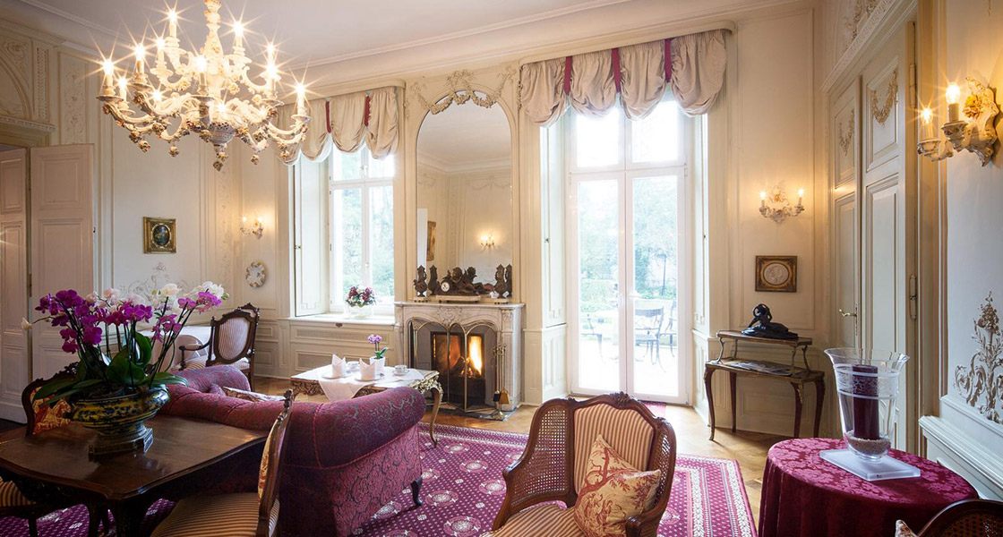 Klassischer Hotelsalon mit Kamin